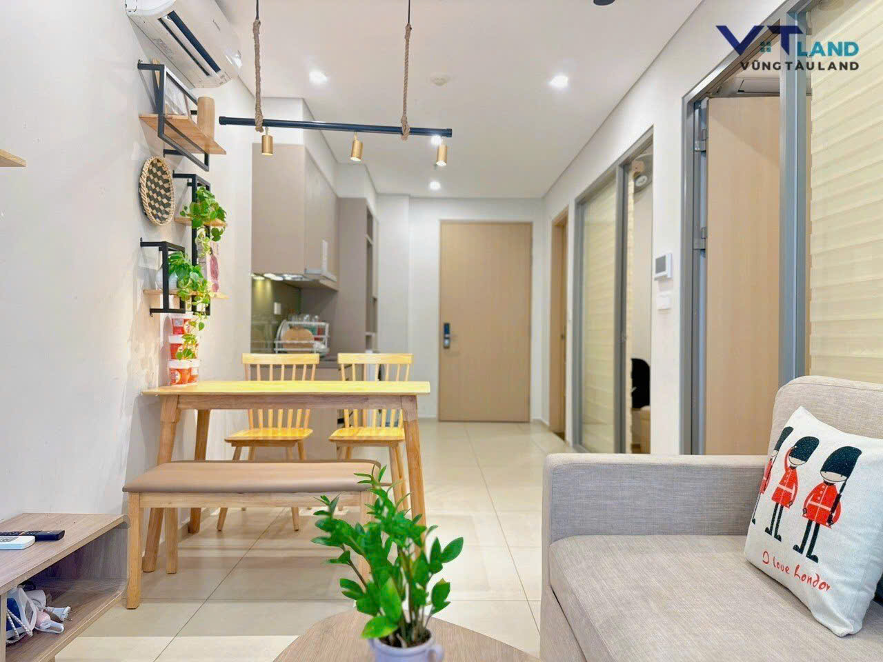 Phòng khách và bếp căn 2PN thang riêng The Sóng
