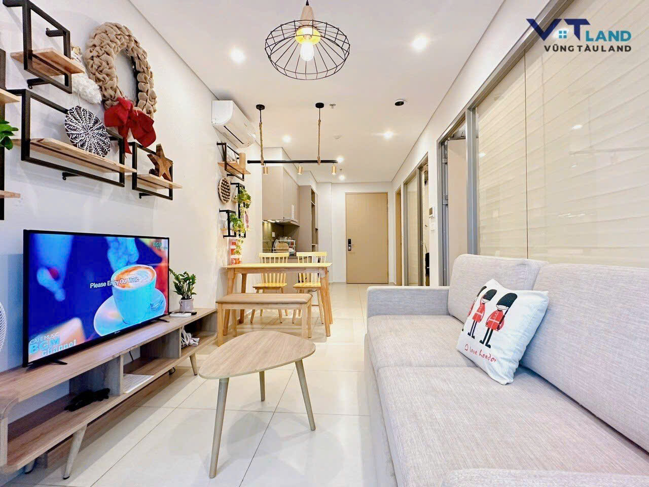 Phòng khách sofa rộng, decor tươi sáng