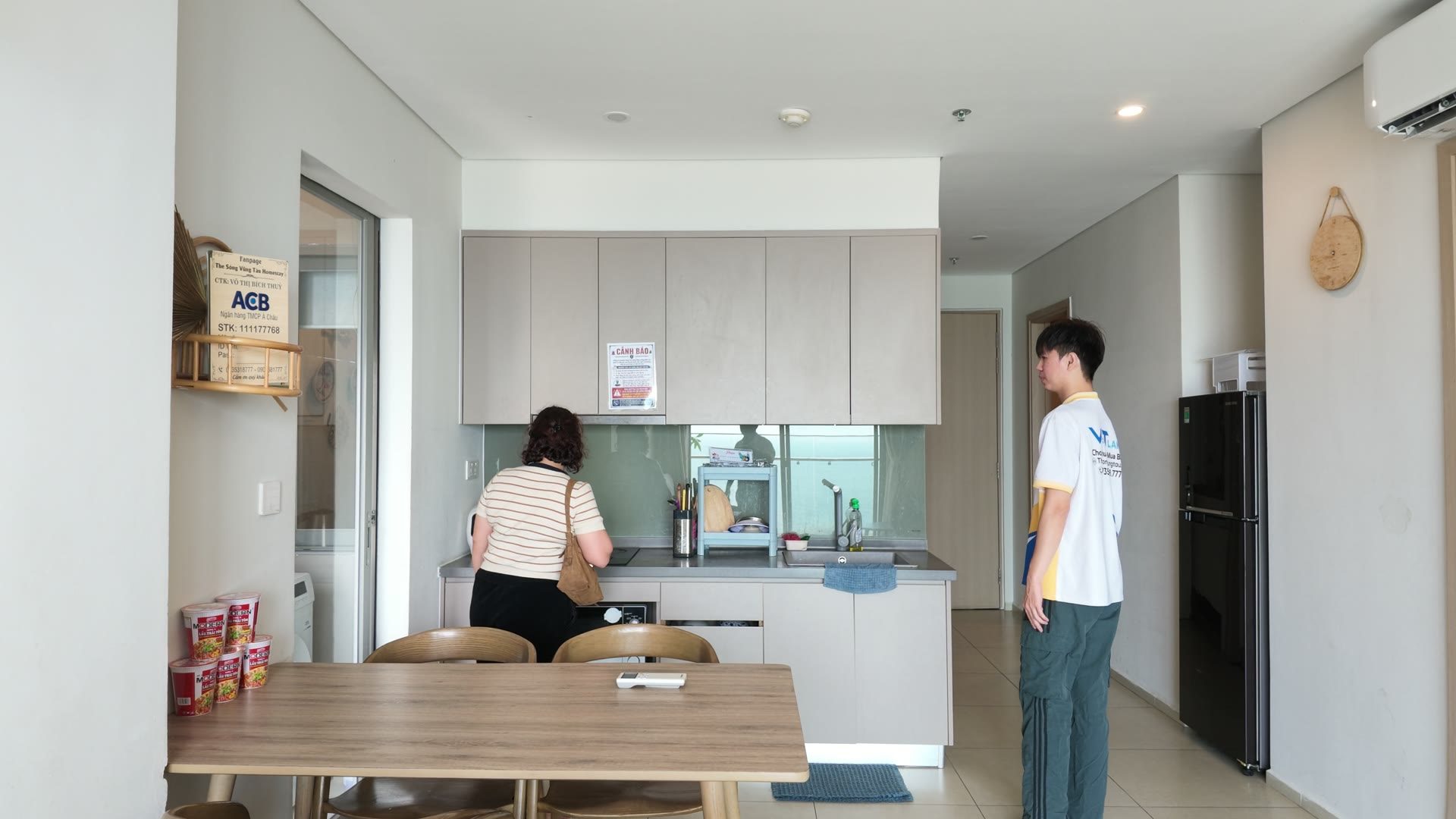 Bếp và bàn ăn căn Luxury 3 phòng ngủ The Sóng