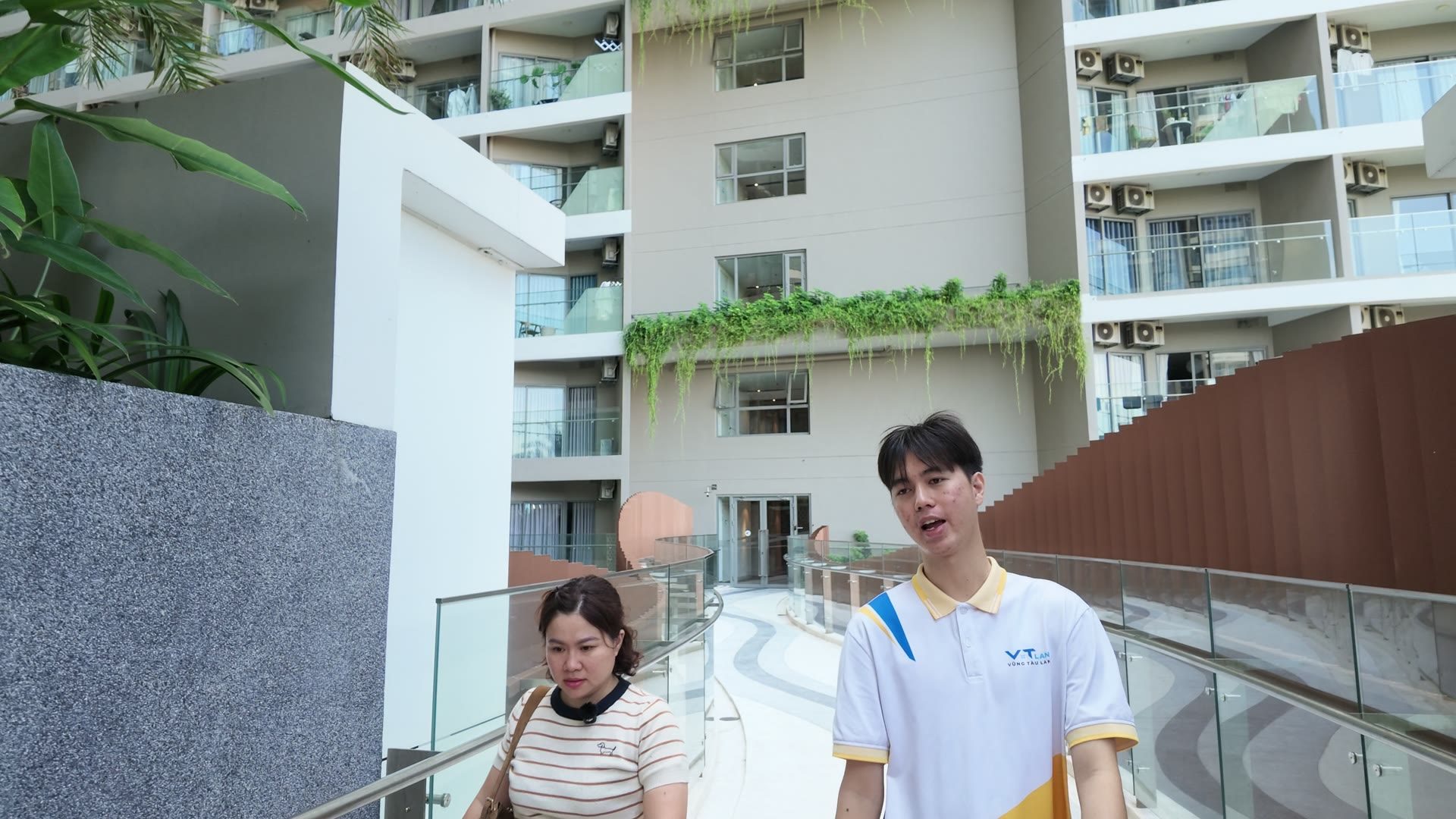 Cầu vượt nối các block tòa The Sóng