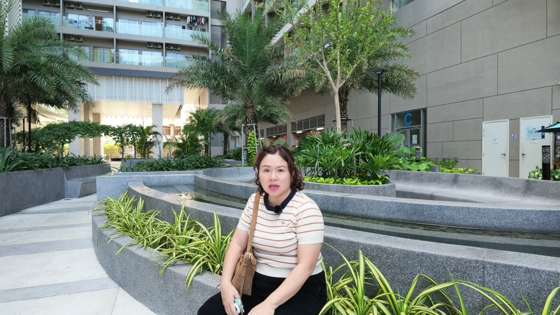 Công viên cây xanh ngay dưới chân tòa The Sóng