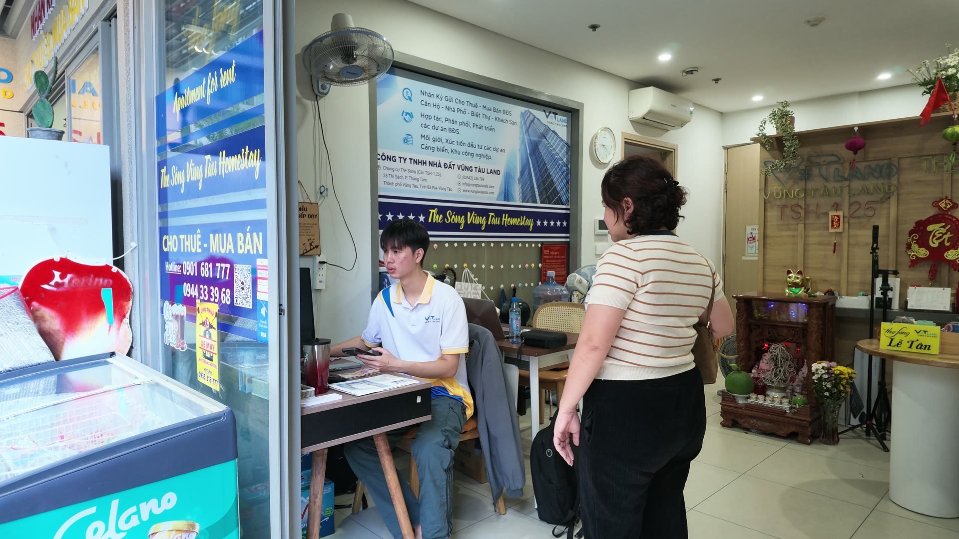 Quầy lễ tân VTLand trong tòa The Sóng