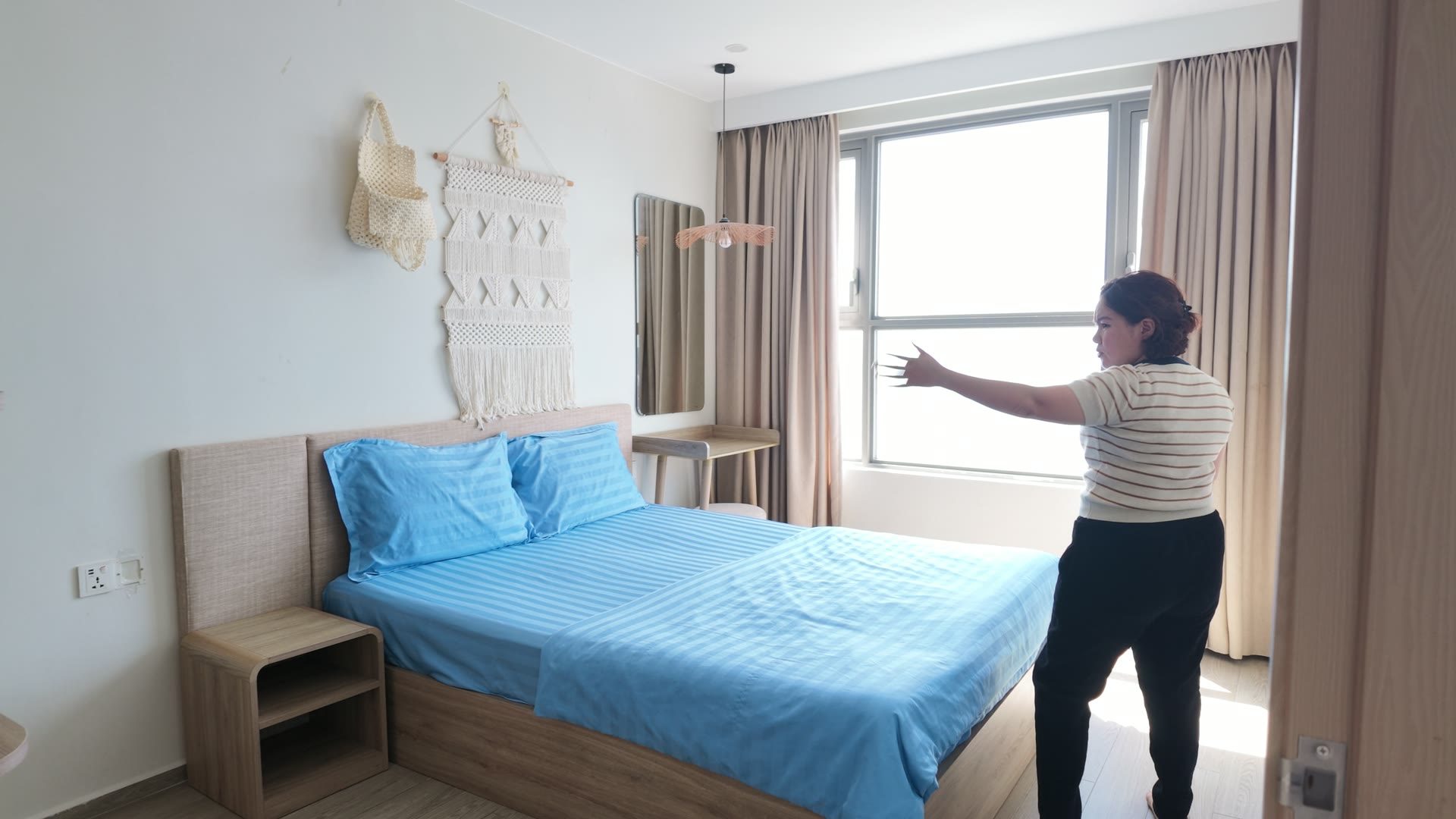 Phòng ngủ chính nhìn ra biển – căn hộ The Sóng