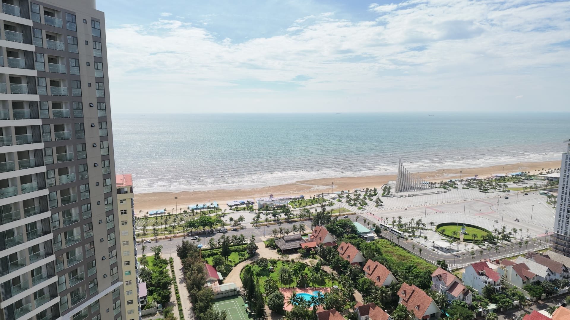 View biển Bãi Sau và tháp Tam Thắng từ ban công căn Luxury The Sóng